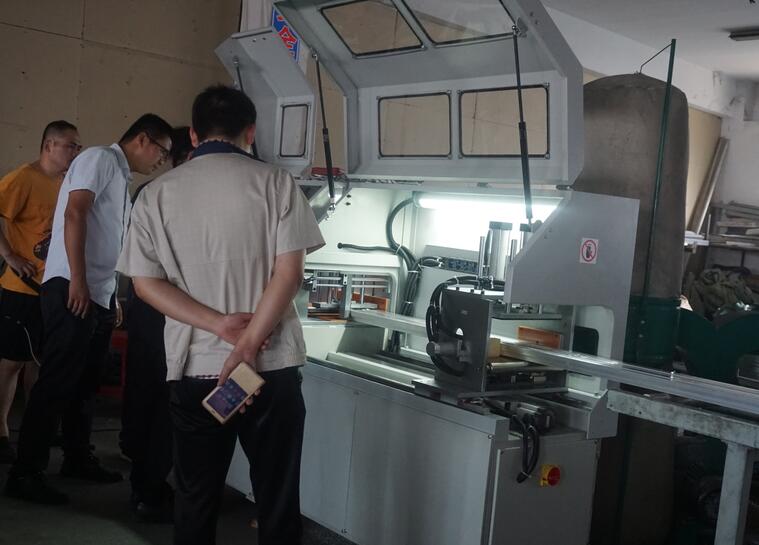 【河南】散熱器切割有毛邊？DS-A450全自動(dòng)鋁型材切割機(jī)鋸切無(wú)毛刺